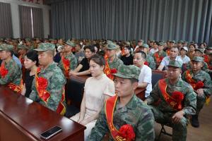 新兵启程母亲凌晨4点包饺子送行 亲情温暖壮行色