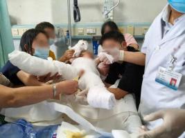 “妈妈，我痛死了我医不好了”！2岁女童被父母单独留在浴室，遭70度水淋烫2分钟！
