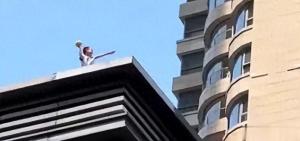 男孩商场楼顶扔柚子 高空抛物安全隐患大