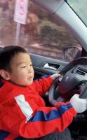 2岁孩子上路开车 家长还发朋友圈炫耀 安全隐患引警方处罚
