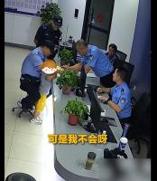 4岁男童已读乱回萌翻民警 童言无忌逗乐众人