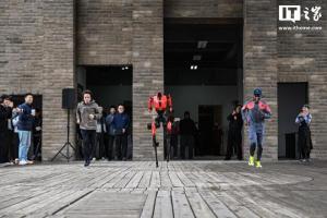 闪电萨维赵家驹罕见线下同框竞速 跨赛道对话探索极限