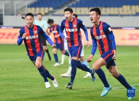 中超：大连人队胜青岛队