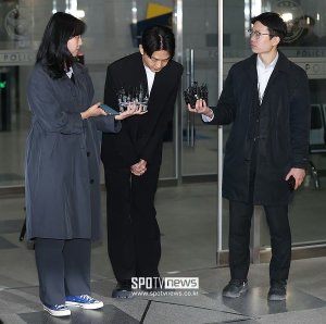 现身鞠躬！刘亚仁发长文道歉 称愿意接受指责和法律审判
