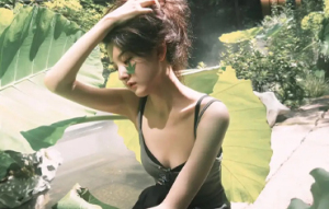 宋祖儿穿吊带裙身材纤细 大自然中拍照状态松弛