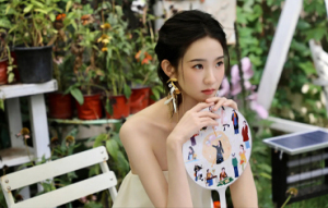 张艺凡身着抹胸白裙妆容清透 身姿曼妙娴静惬意