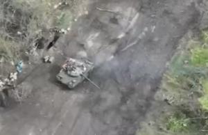 俄军T-80担克遭乌军伏击中弹起火后仍坚持战斗