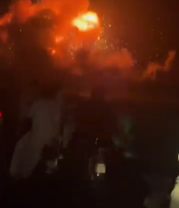 巴基斯坦被袭瞬间火球爆燃传巨响 路人骑摩托掉头就跑