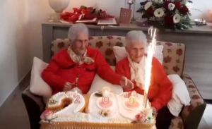 意大利双胞胎姐妹共庆百岁生日，分享长寿秘诀