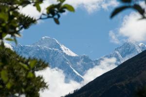 珠峰登山季结束 已致12死5失踪：最凶险的登山季之一