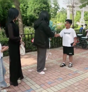 妈妈陪儿子见相识4年的网友 称：对方比儿子大10岁，互换了礼物还一起吃了晚饭