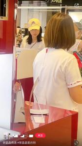 霍启刚陪老婆日本购物 41岁的郭晶晶打扮朴素气质出众