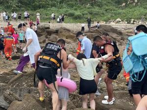 青岛2名女游客被大浪卷入海中 救援队花两小时将人救上岸 用实际行动诠释“人民至上，生命至上”