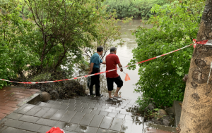 北京凉水河暴涨，两岸步道淹没！仍有人越过警戒线去捞鱼