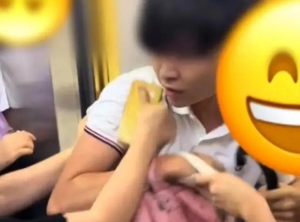 电梯超载乘客发生冲突：被带孩子女子扇耳光