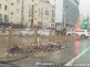 实拍洪水退后的北京门头沟城区 涉水车辆横七竖八
