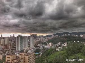 网友实拍黑云压城景象，预示暴雨将至