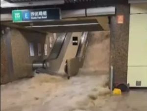 香港暴雨已致2人遇难、132人受伤 学校关闭、巴士公司暂停服务
