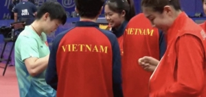 亚运趣事！乒乓球赛后秒变追星现场：越南队员排队要签名 王艺迪获赠徽章