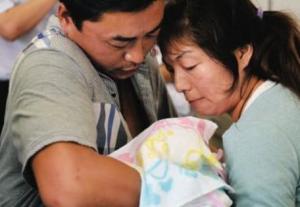医院10个新生儿9个绝症，夫妻意外揭开真相，几十户家庭痛苦一生.