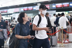 刘烨与妻子安娜现身机场，一路私语牵手，恩爱如初