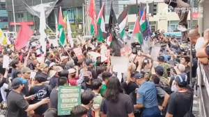 菲律宾民众在美国大使馆附近抗议：谴责美国对以军援 与警方发生冲突
