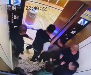 机器人准备进电梯被两男子暴力踹倒 酒店员工：找到人赔偿4500元维修费