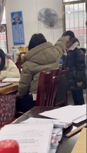 网传视频显示女老师粗暴对待学生 教育局：校长已被免职