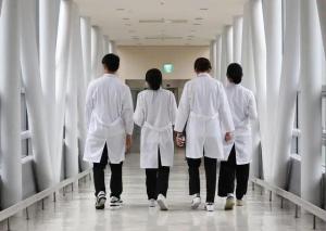 深陷医生“辞职潮”，韩国政府的警告措施能让医生妥协吗