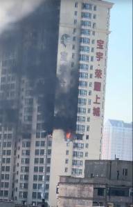 哈尔滨小区爆炸起火 燃气疑因，无人伤，火已熄