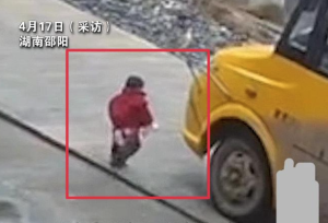 1岁半男童独自过马路遭校车碾压身亡 家属：司机全责