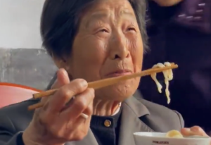 103岁老人亲自下厨给83岁的女儿做长寿面