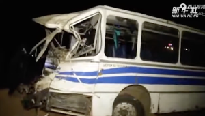 塞内加尔中部公交车侧翻致13人死亡 爆胎疑为元凶