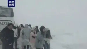 旅游大巴遇极端天气 青海紧急救援 42名游客成功脱困