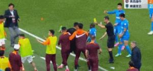 海牛球迷向场地扔水瓶砸中球员裁判 补时争议引混乱