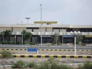 也门荷台达机场遭美英袭击 多方谴责行动升级