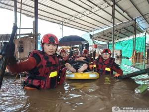 桂林多地暴雨内涝严重 消防紧急救援被困群众