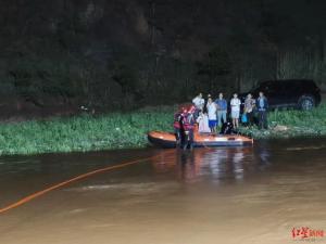 男子露营被洪水围困 消防营救 10人凌晨脱险