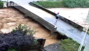 女子刚过桥 桥梁瞬间被洪水冲塌 大坝漫顶，灾情严峻