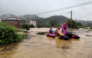 消防员奋战广东梅州抗洪一线 转移数百名被困群众