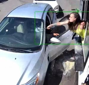 美国女店员被泼咖啡后砸烂顾客车窗 监控画面引争议