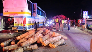 泰国南部两车相撞 致2死26伤 事故原因待查