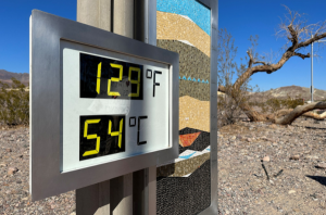美国死亡谷国家公园气温最高达54℃，这里的人不仅能适应，甚至还能外出跑步