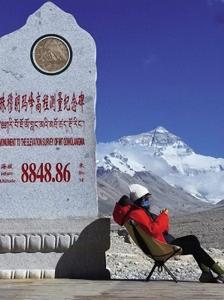 警方回应游客在珠峰8848观景台打架 高原上的冲动与自拍之战