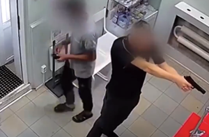 俄罗斯男子持枪抢劫药剂师毫不在意 最后令罪犯无奈离开