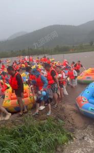 景区突遇暴雨停漂上千名游客撤离 工作人员河道截流急疏散
