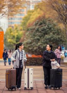 小镇长女拒绝重复母亲的人生