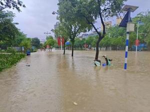 海南琼海嘉积大坝被淹 有商铺进水 持续强降雨影响严重