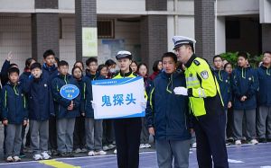 交警“开车进校园”模拟交通事故