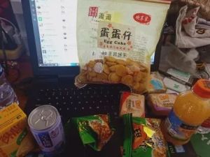 下午四点半后是个很神奇的时间节点 办公室零食时间到